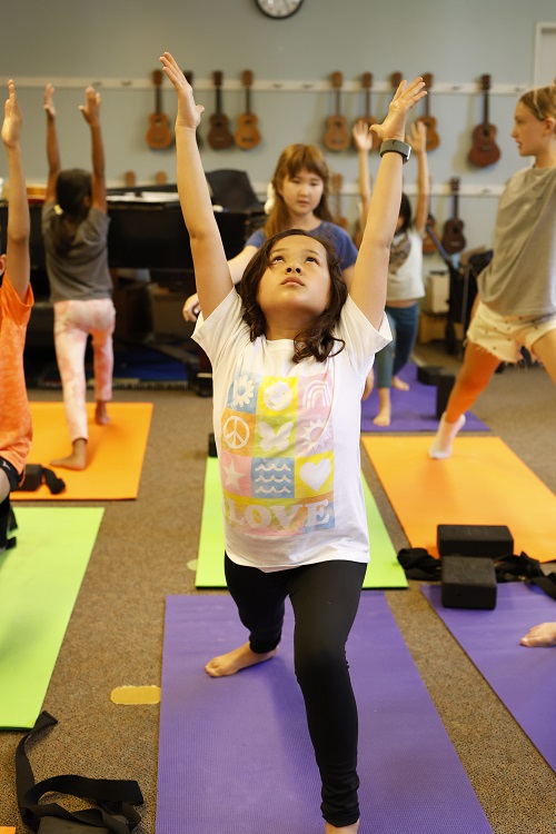 Ready, Stretch, Go! Yoga & Mindfulness 5-12 (E) – Shiri Goldsmith: C8