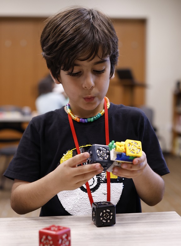 Fun With Cubelets and Legos! 2-4 (F) – Luke Lovett: Munger 109