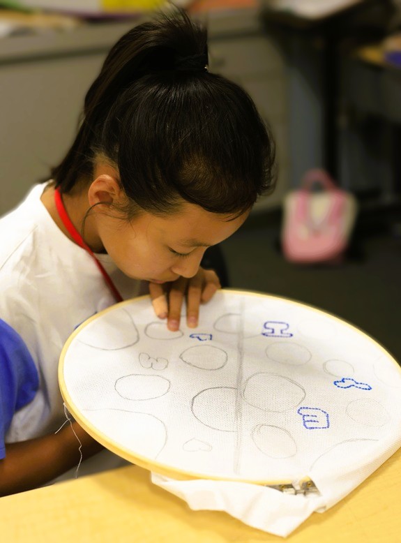 Crochet and Embroidery – An Introduction 5-8 (G) – Daniela Barrero: L201